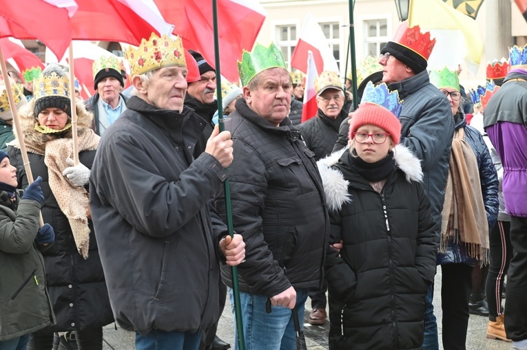 Orszak Trzech Króli 2023 w Świdnicy. Tradycyjnie z osiołkami