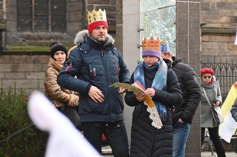 Orszak Trzech Króli 2023 w Świdnicy. Tradycyjnie z osiołkami