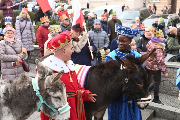 Orszak Trzech Króli 2023 w Świdnicy. Tradycyjnie z osiołkami