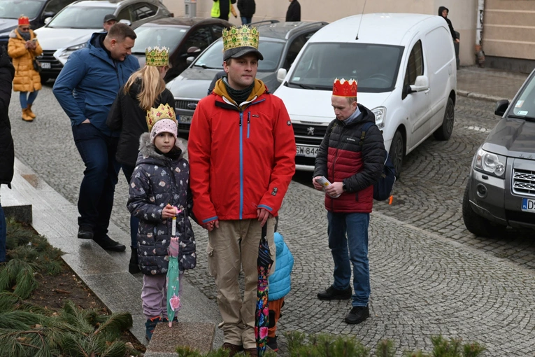 Orszak Trzech Króli 2023 w Świdnicy. Tradycyjnie z osiołkami