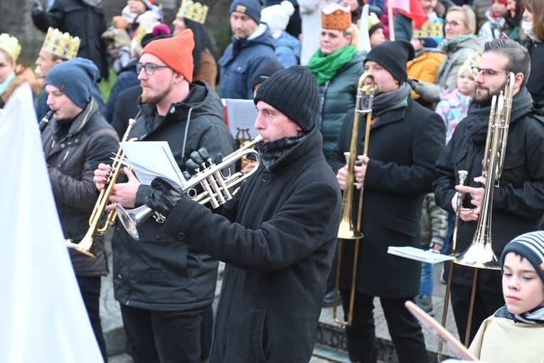 Orszak Trzech Króli 2023 w Świdnicy. Tradycyjnie z osiołkami