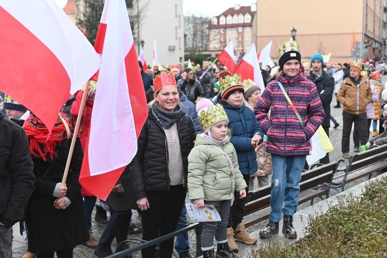 Orszak Trzech Króli 2023 w Świdnicy. Tradycyjnie z osiołkami