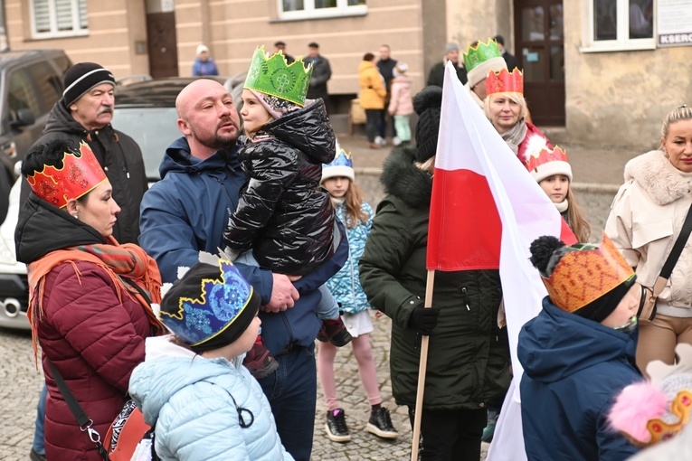 Orszak Trzech Króli 2023 w Świdnicy. Tradycyjnie z osiołkami