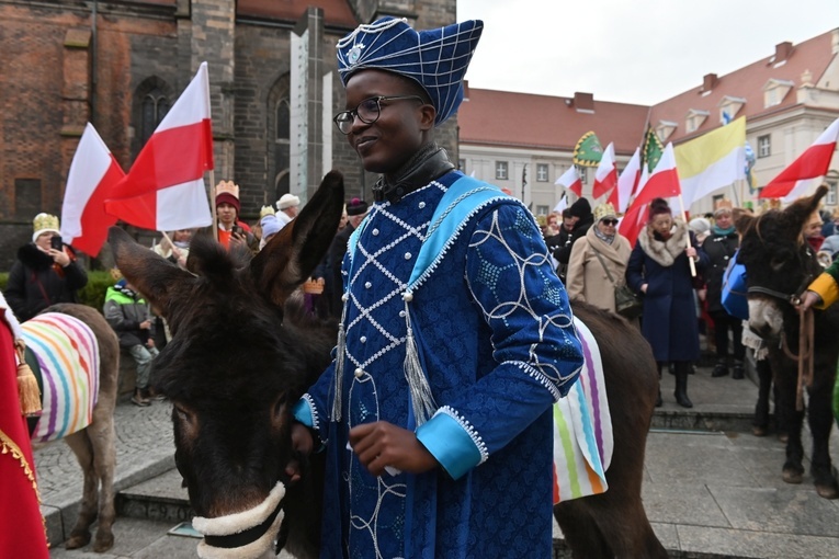 Orszak Trzech Króli 2023 w Świdnicy. Tradycyjnie z osiołkami