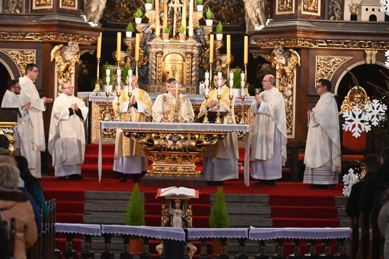 Orszak Trzech Króli 2023 w Świdnicy. Tradycyjnie z osiołkami