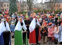 Setki mieszkańców Żychlina założyło korony i ruszyło za gwiazdą oddać pokłon Dziecięciu.