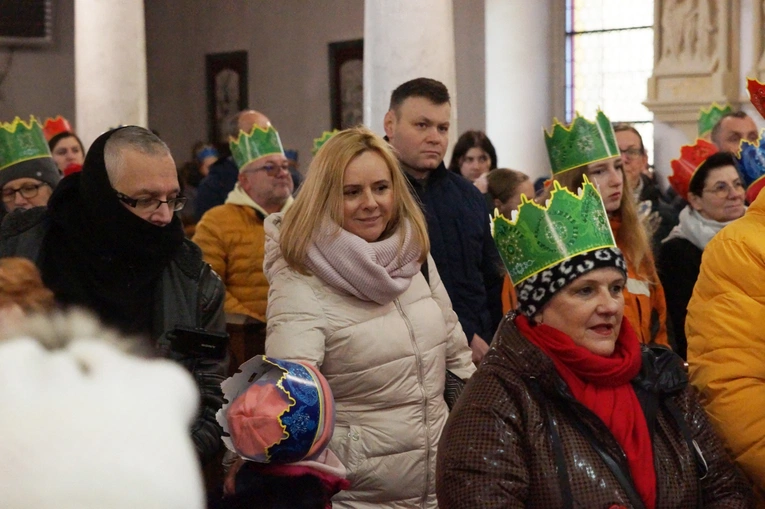 Orszak Trzech Króli 2023 w Strzegomiu. Z rykiem samochodów