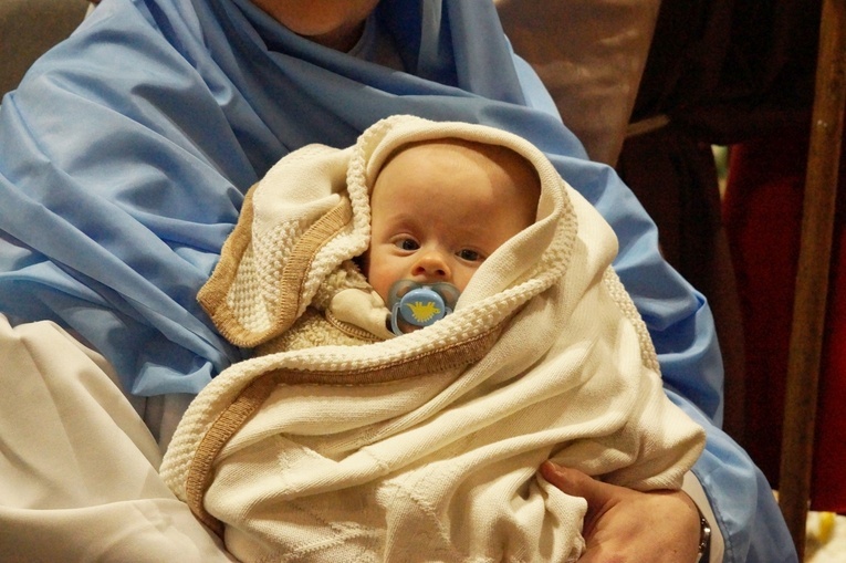 Orszak Trzech Króli 2023 w Strzegomiu. Z rykiem samochodów