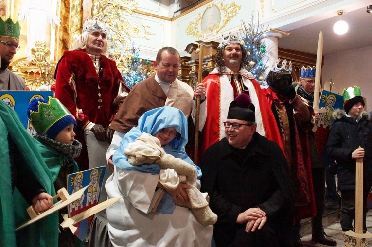 Orszak Trzech Króli 2023 w Strzegomiu. Z rykiem samochodów