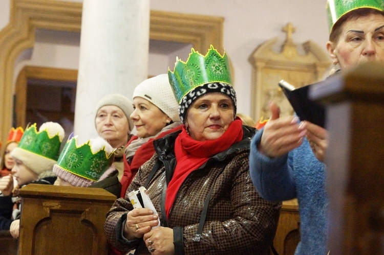 Orszak Trzech Króli 2023 w Strzegomiu. Z rykiem samochodów