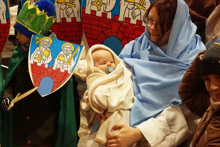 Orszak Trzech Króli 2023 w Strzegomiu. Z rykiem samochodów