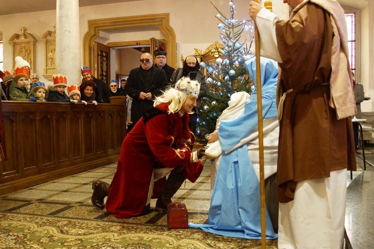 Orszak Trzech Króli 2023 w Strzegomiu. Z rykiem samochodów