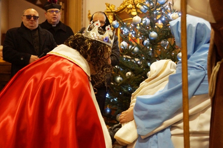 Orszak Trzech Króli 2023 w Strzegomiu. Z rykiem samochodów