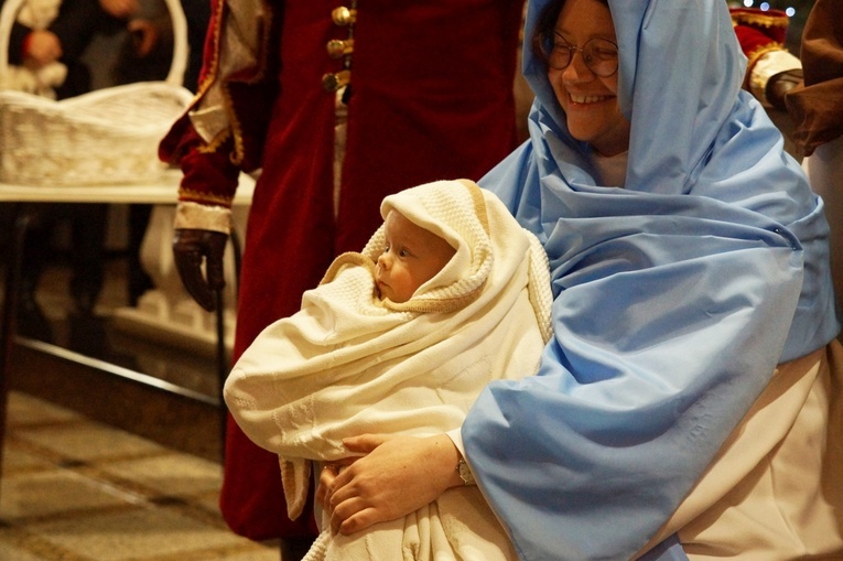 Orszak Trzech Króli 2023 w Strzegomiu. Z rykiem samochodów