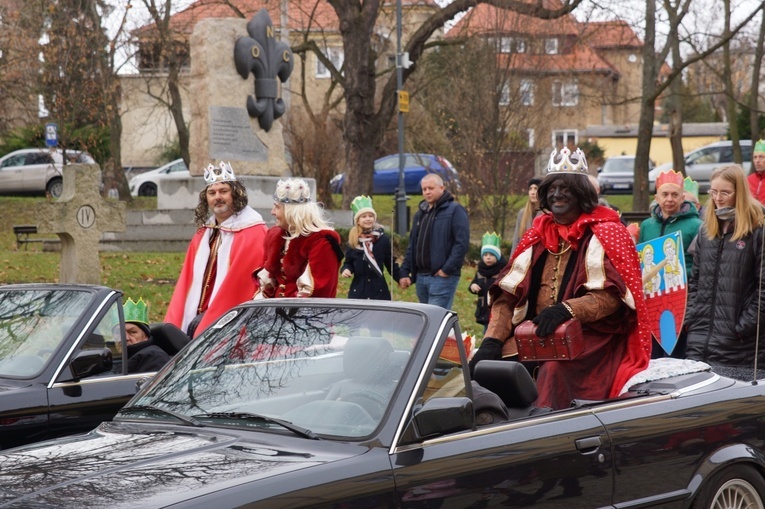 Orszak Trzech Króli 2023 w Strzegomiu. Z rykiem samochodów