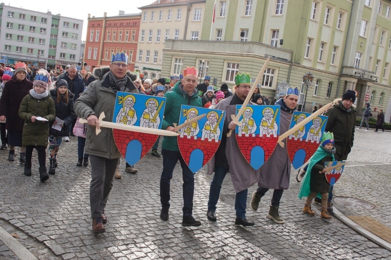 Orszak Trzech Króli 2023 w Strzegomiu. Z rykiem samochodów