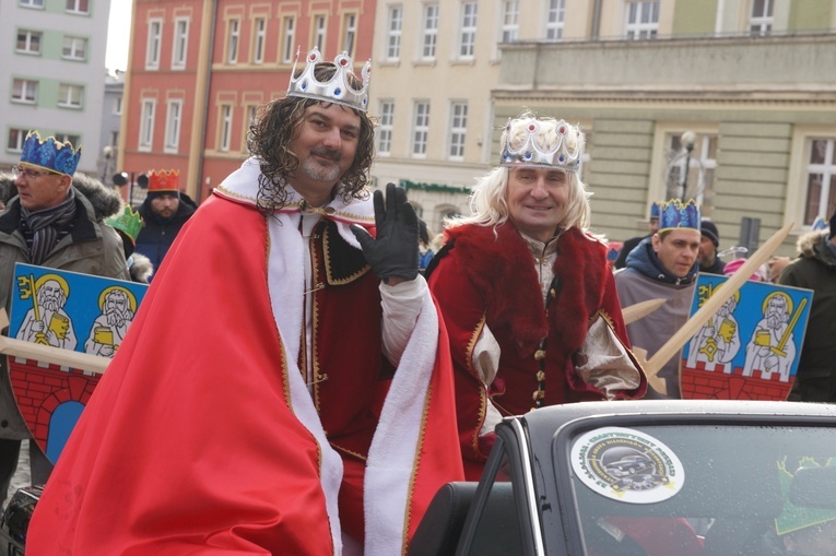 Orszak Trzech Króli 2023 w Strzegomiu. Z rykiem samochodów