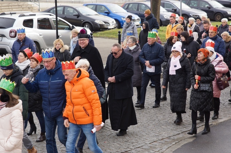 Orszak Trzech Króli 2023 w Strzegomiu. Z rykiem samochodów