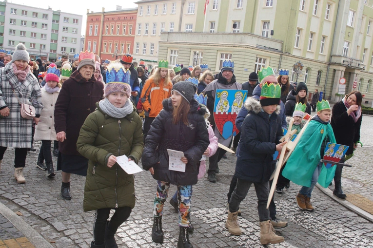 Orszak Trzech Króli 2023 w Strzegomiu. Z rykiem samochodów