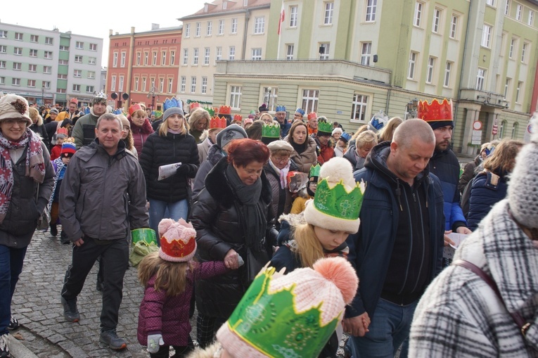 Orszak Trzech Króli 2023 w Strzegomiu. Z rykiem samochodów