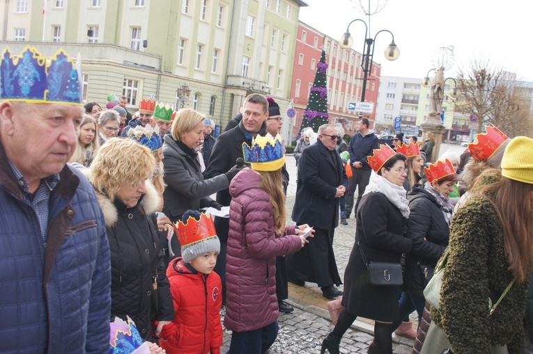 Orszak Trzech Króli 2023 w Strzegomiu. Z rykiem samochodów