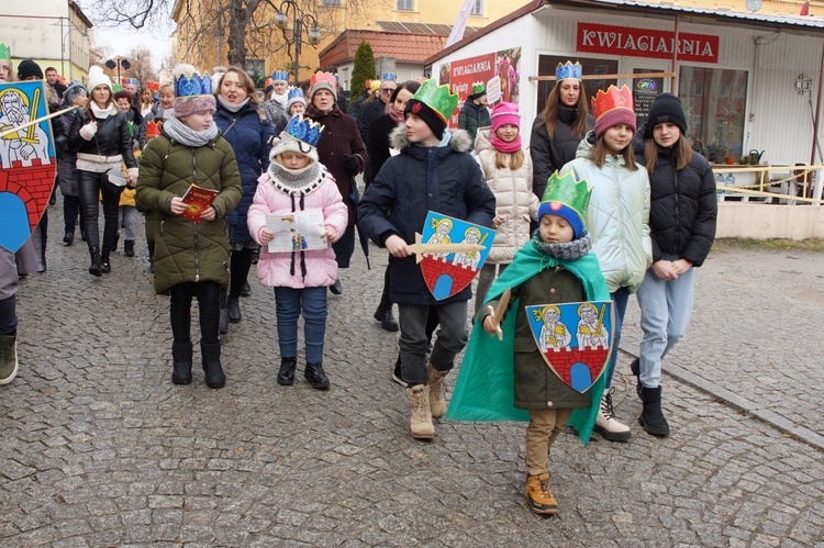 Orszak Trzech Króli 2023 w Strzegomiu. Z rykiem samochodów