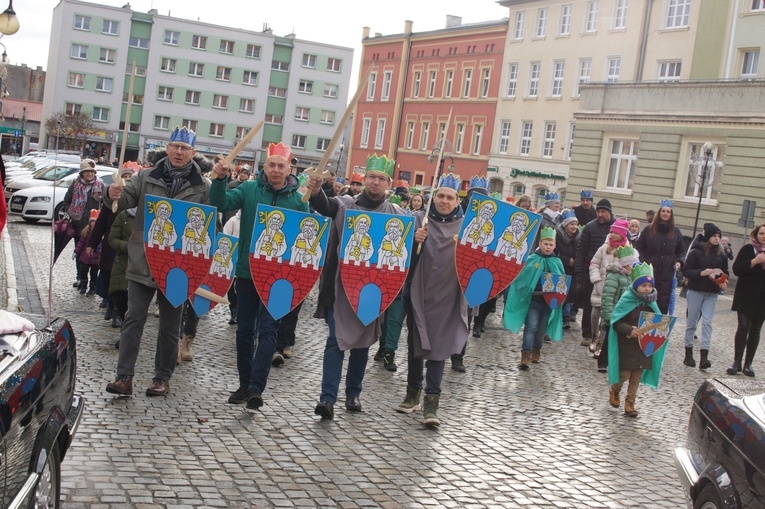 Orszak Trzech Króli 2023 w Strzegomiu. Z rykiem samochodów