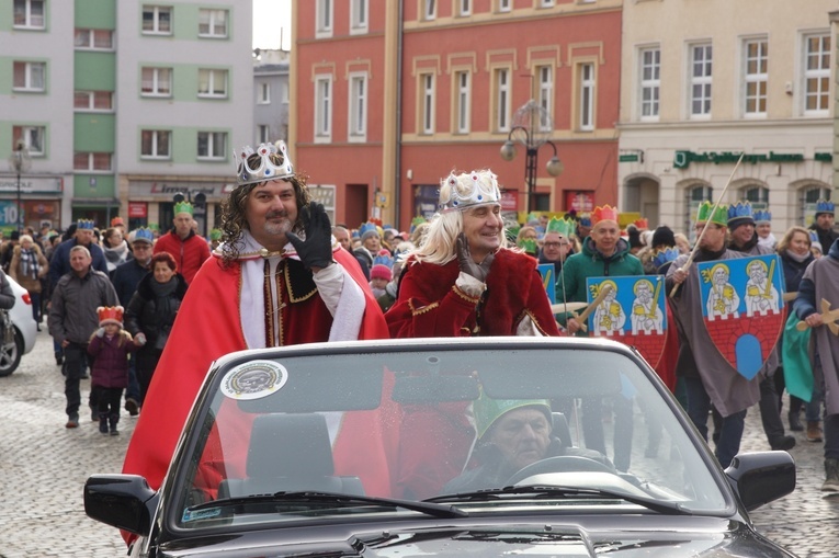 Orszak Trzech Króli 2023 w Strzegomiu. Z rykiem samochodów