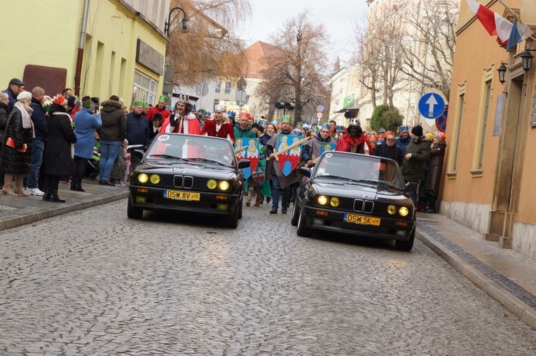 Orszak Trzech Króli 2023 w Strzegomiu. Z rykiem samochodów
