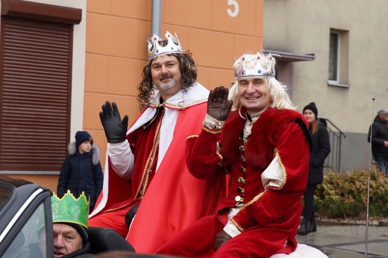 Orszak Trzech Króli 2023 w Strzegomiu. Z rykiem samochodów