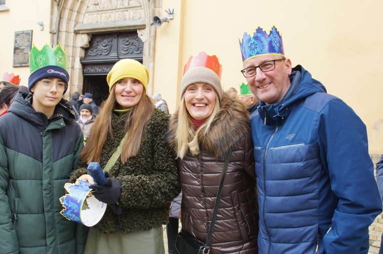 Orszak Trzech Króli 2023 w Strzegomiu. Z rykiem samochodów