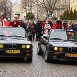 Orszak Trzech Króli 2023 w Strzegomiu. Z rykiem samochodów