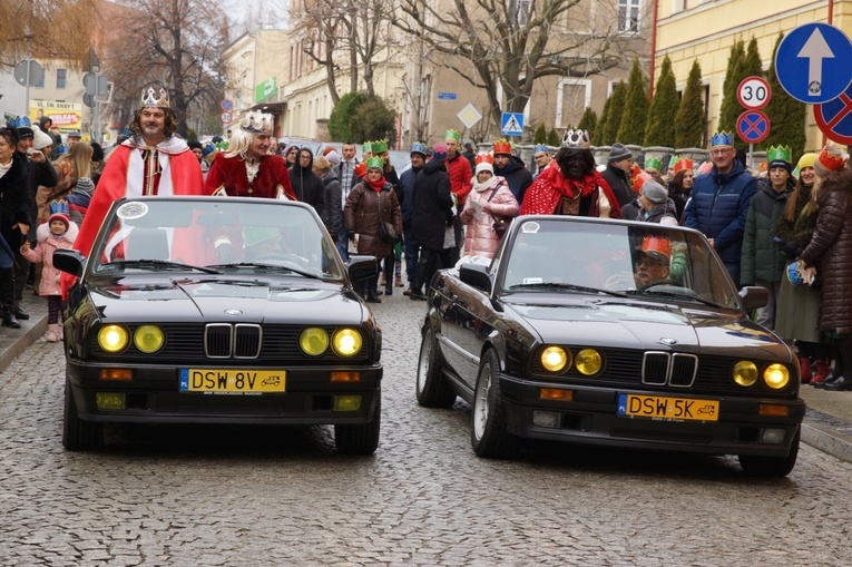 Orszak Trzech Króli 2023 w Strzegomiu. Z rykiem samochodów