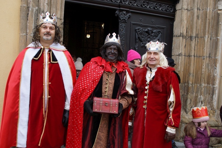 Orszak Trzech Króli 2023 w Strzegomiu. Z rykiem samochodów