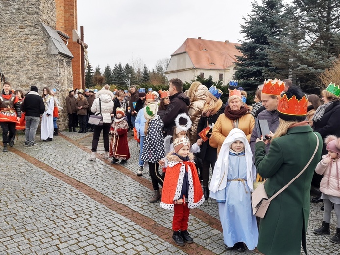 Orszak Trzech Króli 2023 w Jaroszowie. Rodzinna tradycja