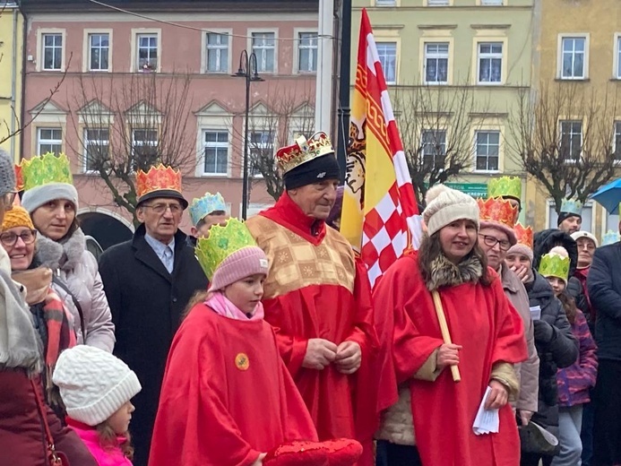 Orszak Trzech Króli 2023 w Mieroszowie. W trzech kolorach