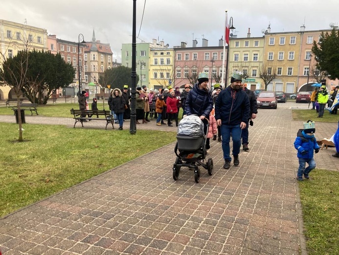 Orszak Trzech Króli 2023 w Mieroszowie. W trzech kolorach