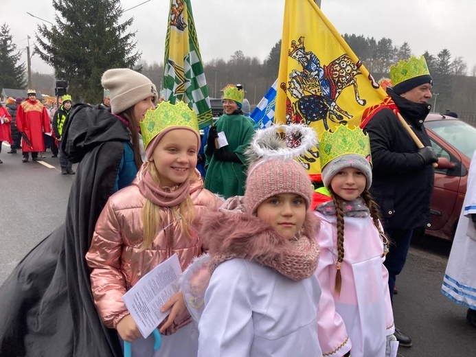 Orszak Trzech Króli 2023 w Mieroszowie. W trzech kolorach