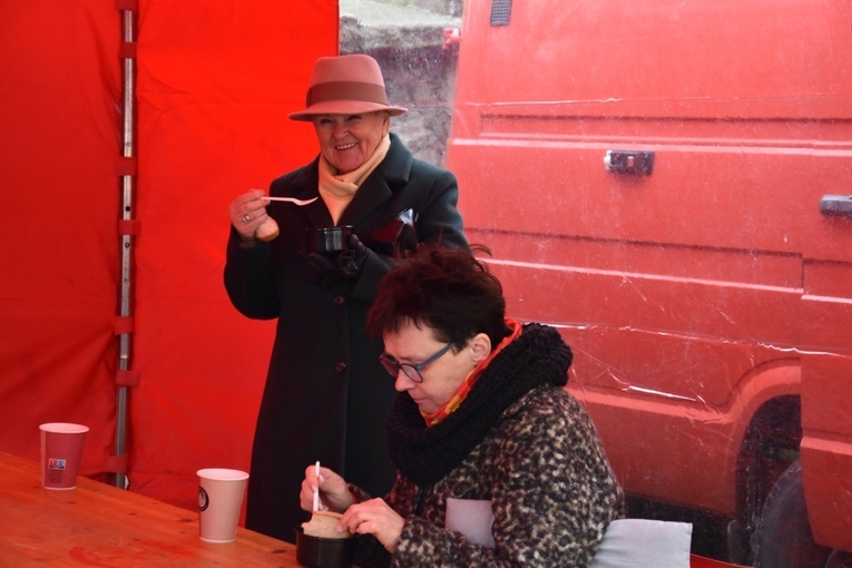 Orszak Trzech Króli 2023 w Dobromierzu. Strażacy zrobili zadymę