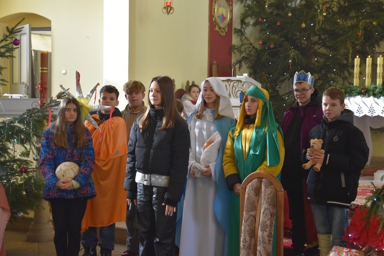 Orszak Trzech Króli 2023 w Dobromierzu. Strażacy zrobili zadymę