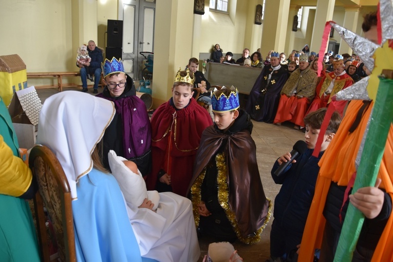 Orszak Trzech Króli 2023 w Dobromierzu. Strażacy zrobili zadymę