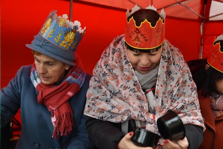 Orszak Trzech Króli 2023 w Dobromierzu. Strażacy zrobili zadymę