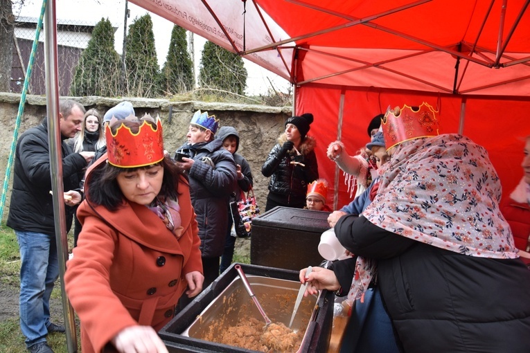 Orszak Trzech Króli 2023 w Dobromierzu. Strażacy zrobili zadymę