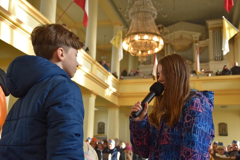 Orszak Trzech Króli 2023 w Dobromierzu. Strażacy zrobili zadymę