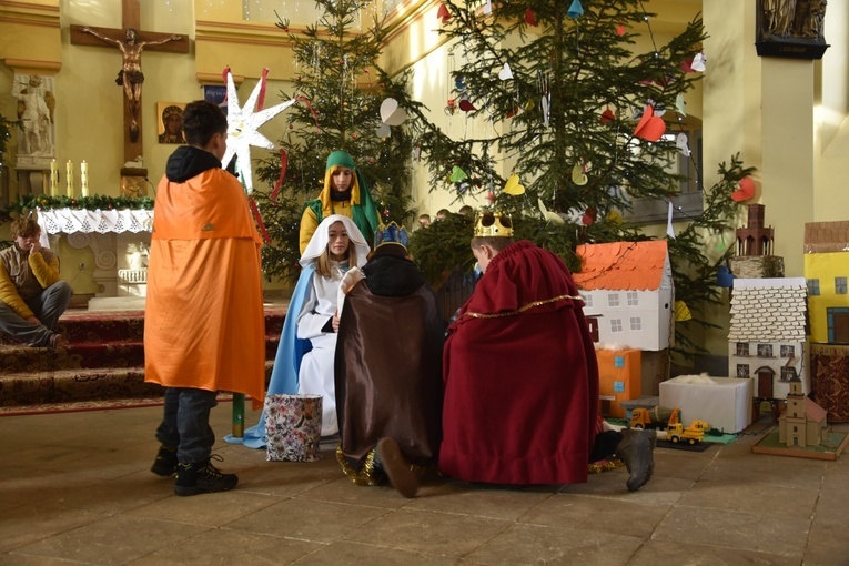 Orszak Trzech Króli 2023 w Dobromierzu. Strażacy zrobili zadymę