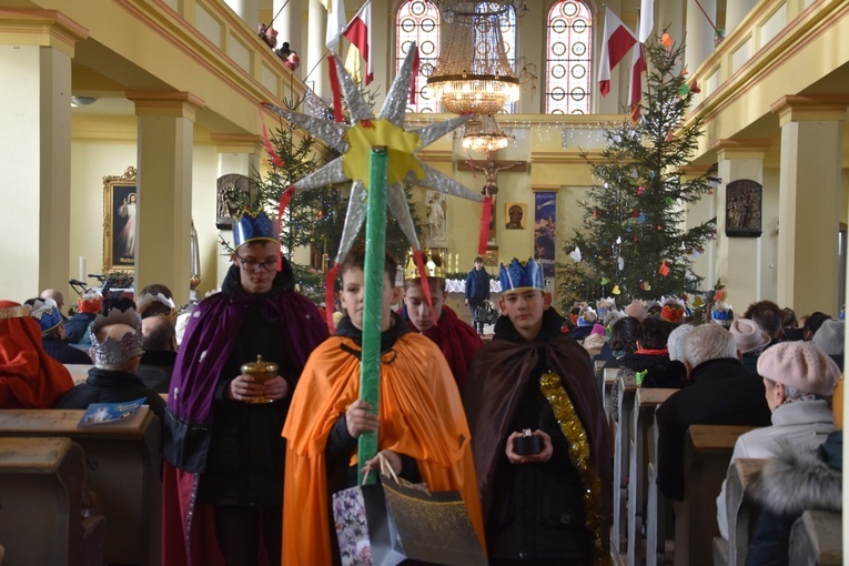 Orszak Trzech Króli 2023 w Dobromierzu. Strażacy zrobili zadymę