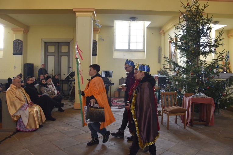 Orszak Trzech Króli 2023 w Dobromierzu. Strażacy zrobili zadymę