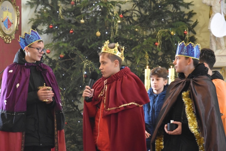 Orszak Trzech Króli 2023 w Dobromierzu. Strażacy zrobili zadymę