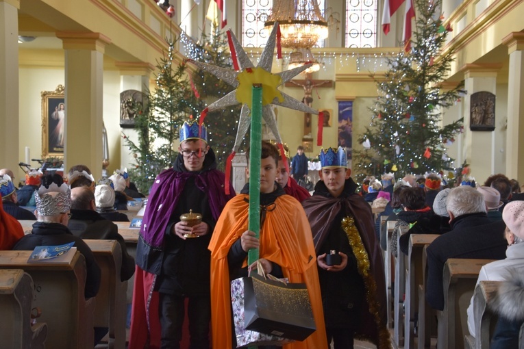 Orszak Trzech Króli 2023 w Dobromierzu. Strażacy zrobili zadymę