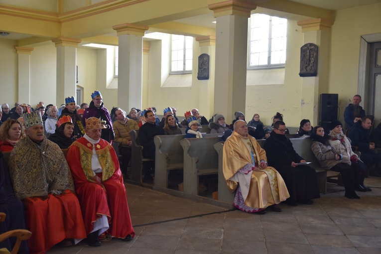 Orszak Trzech Króli 2023 w Dobromierzu. Strażacy zrobili zadymę